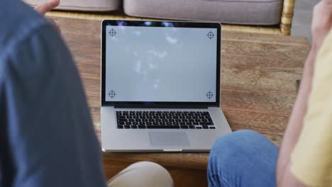 padre e hijo viendo video en una pantalla de computadora portátil en blanco con espacio de copia