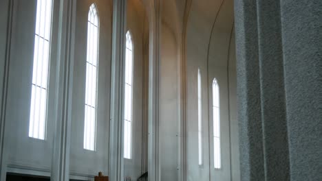 Toma-Panorámica-Dentro-De-La-Iglesia-Hallgrimskirkja