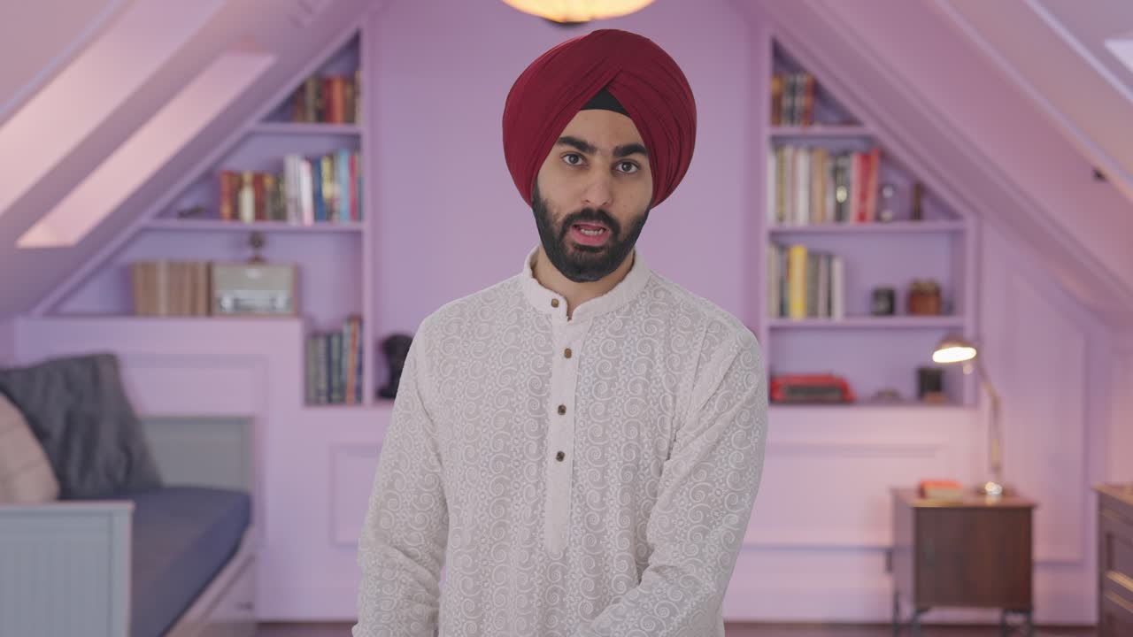 Uomo indiano Sikh arrabbiato che urla contro qualcuno