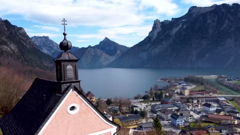 Kirchturm-Mit-Blick-Auf-Traunsee-Und-Ebensee-Stadt-Im-Salzkammergut,-Oberösterreich,-Ruhige-Bergkulisse