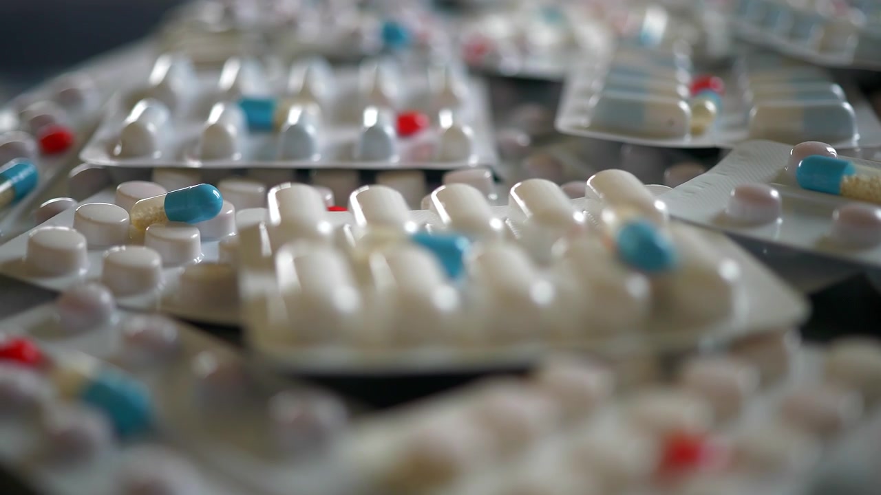 Primo piano di varie confezioni blister di pillole farmaceutiche