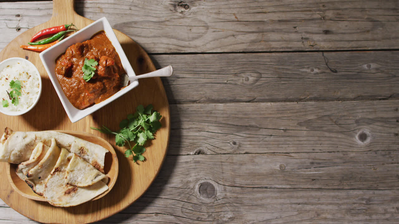 vídeo de tortillas, salsa y condimentos a bordo en una superficie de madera