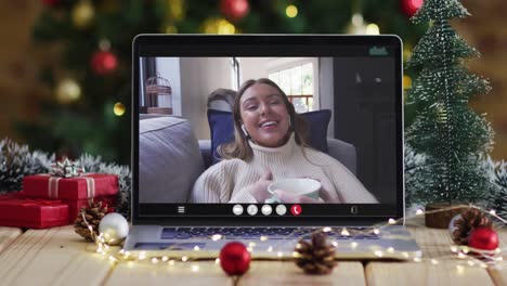 Mujer-Caucásica-Feliz-En-Videollamada-En-Una-Computadora-Portátil,-Con-Adornos-Navideños-Y-árbol