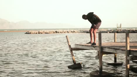 Man-sitting-on-the-promenade