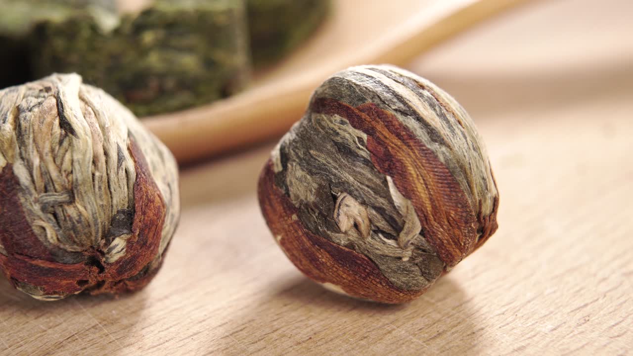 건조한 녹차 잎은 공으로 여 있습니다.