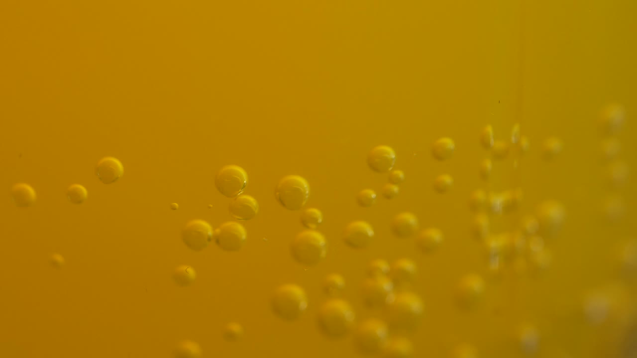 пузырьки в желтой жидкости