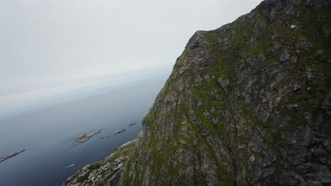 Toma-Cinematográfica-De-Un-Dron-FPV-Estabilizada-Desde-Lofoten-Que-Revela-A-Reina-Noruega