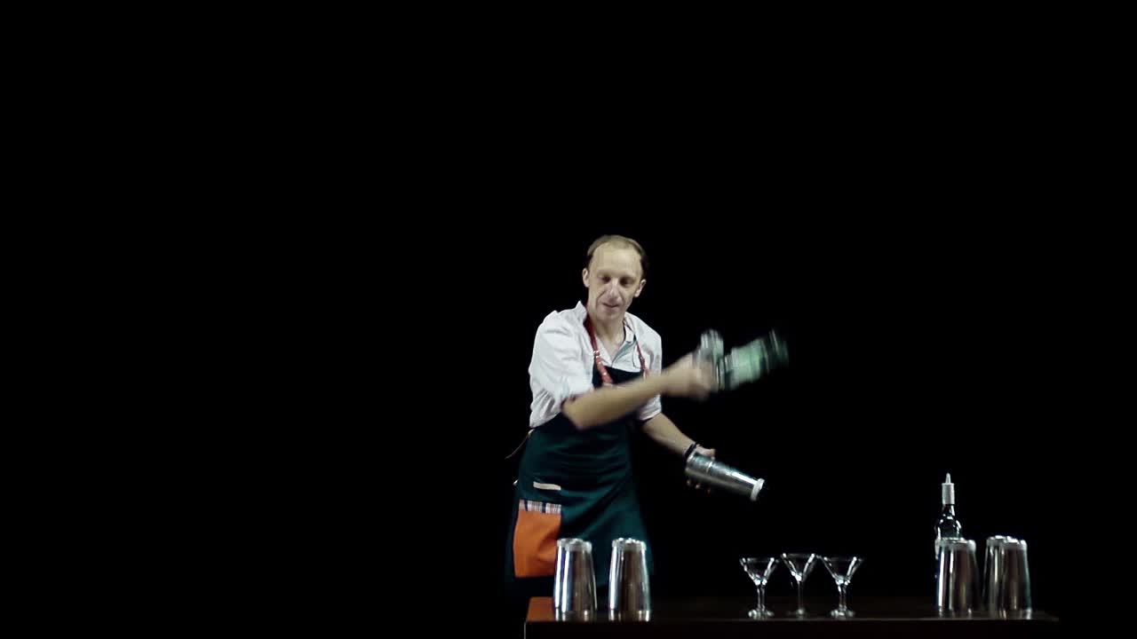 Barman isolato che fa giocoleria