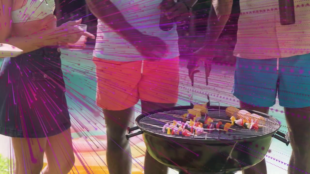 Madgruppe griller spyd på kulgrill med mand, der tager tang og serverer venner ved poolen