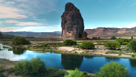 la gran piedra parada de casi 250 metros de altura en argentina, provincia de chubut