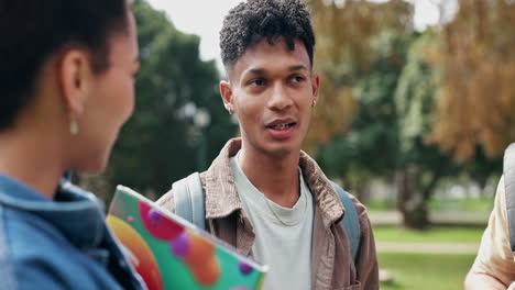 estudiantes hablando en un parque