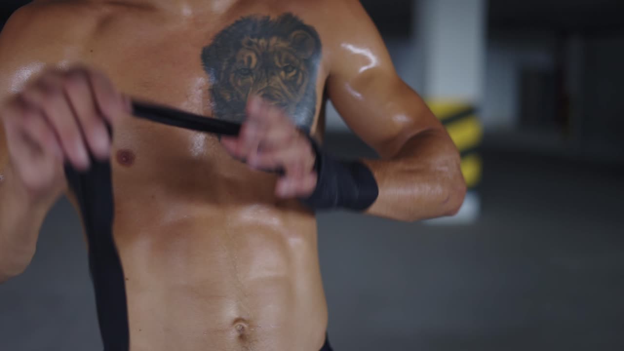 강한 남성 싸움 ⁇ 이 붕대를 당기는 클로즈업  ⁇