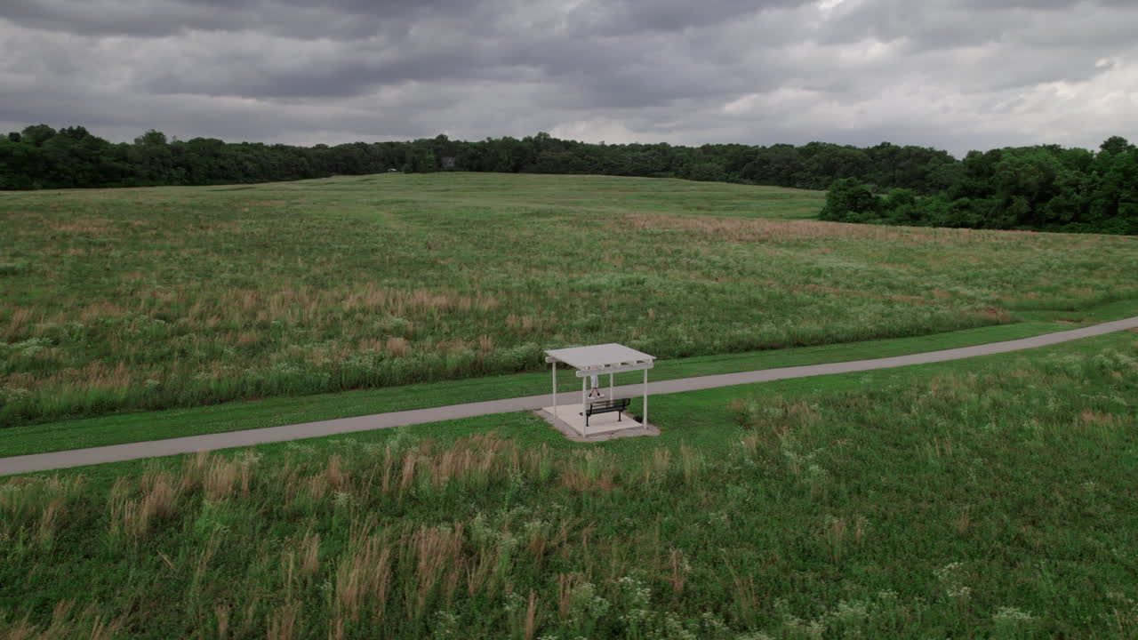 폭풍 동안 초원의 길에 서 있는 공중 드론 보기