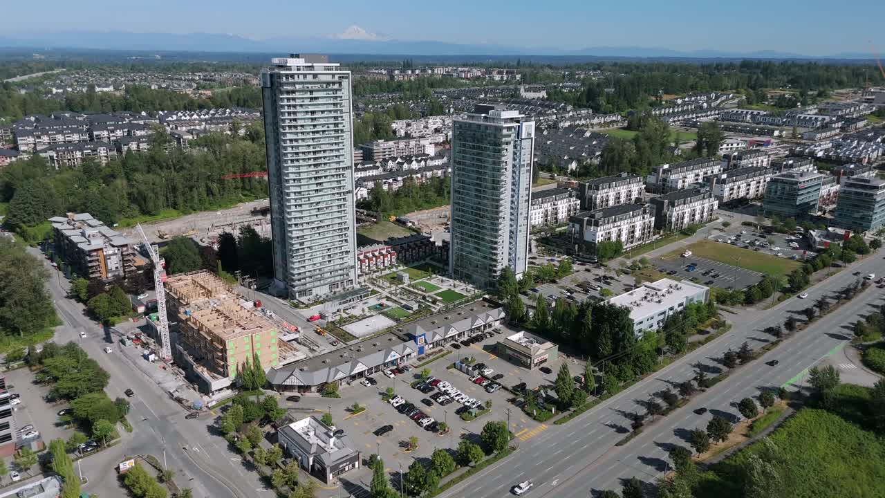 Nuovo complesso residenziale condominiale in crescita nella zona suburbana di Langley City, Columbia Britannica, Canada. Ripresa aerea con drone.