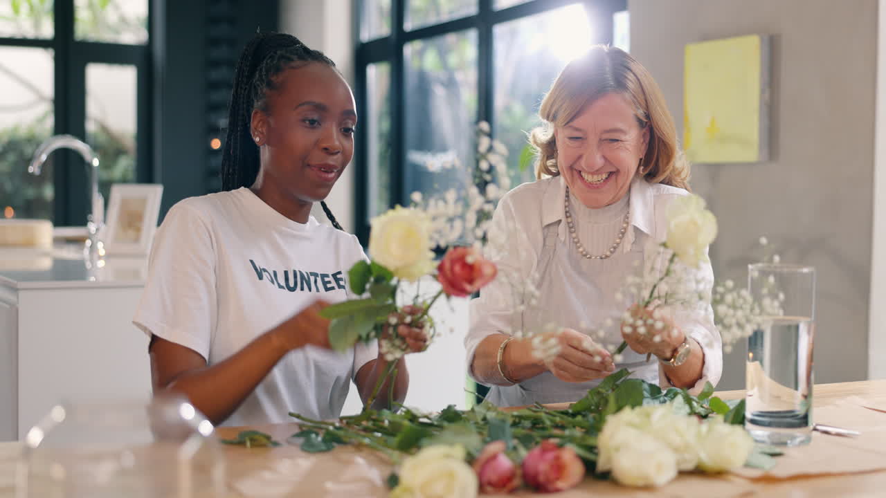 함께 꽃공예를 배우는 여성들