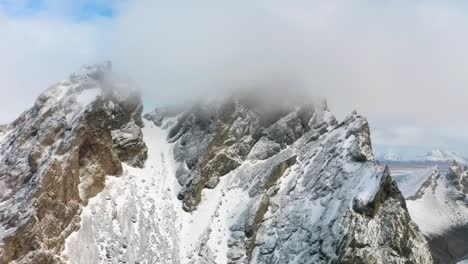 Imágenes-Aéreas-De-Drones-En-4k-Rodean-Dinámicamente-El-Pico-De-Una-Montaña-Islandesa,-Ofreciendo-Una-Perspectiva-Dramática-Y-Distintiva-De-Toda-La-Vista-De-La-Roca.