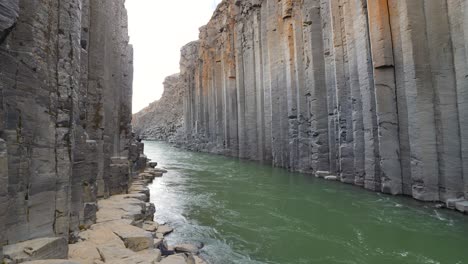 agua de deshielo de rápida corriente entre abruptos cañones montañosos en islandia