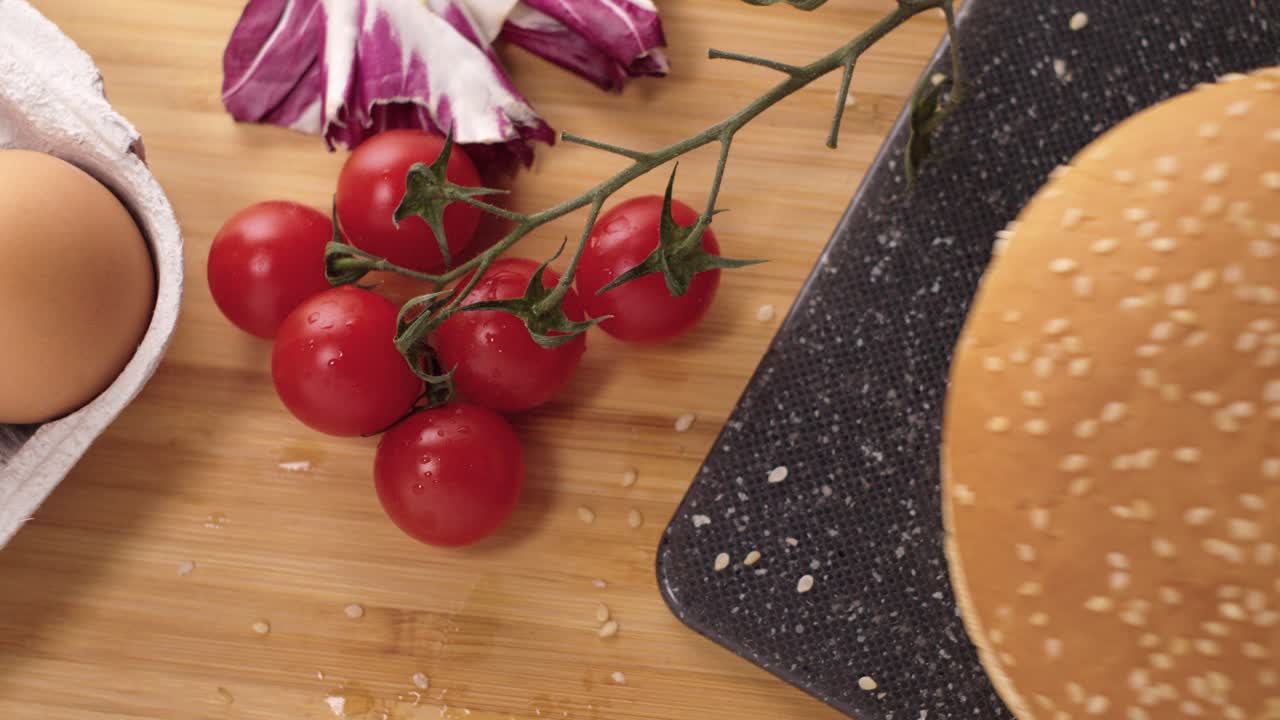 집에서 세부 사항 중간 샷에서 신선한 건강한 맛있는 채식 햄버거 아침 식사 요리