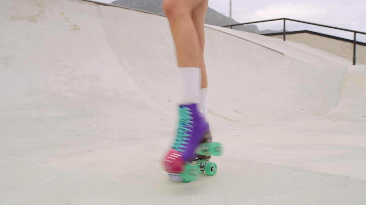 여자 롤러 스케이팅 선수 다리 스케이팅의 클로즈업