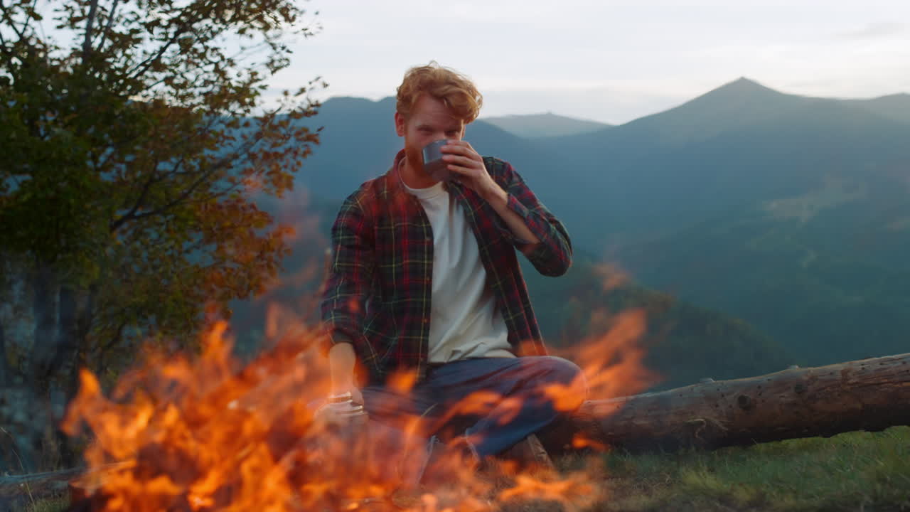 camping hipster disfrutar de una copa en las montañas vacaciones. joven viajero relajarse en la naturaleza