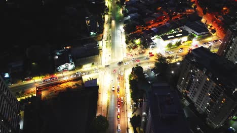 avenidas iluminadas por la noche en la comuna de florida, país de chile