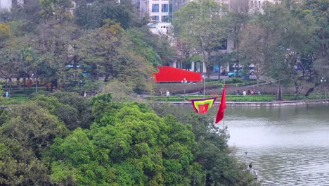 banderas coloridas ondeando cerca de un estanque sereno