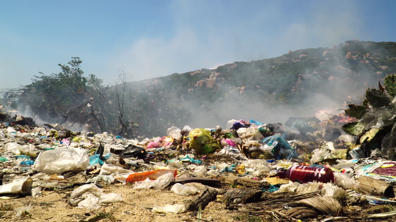 pila de desechos plásticos en vertederos de basura, humo tóxico y quema de fuego al aire libre eliminación de materiales de desecho, contaminación desastre ecológico enfermedad pulmonar