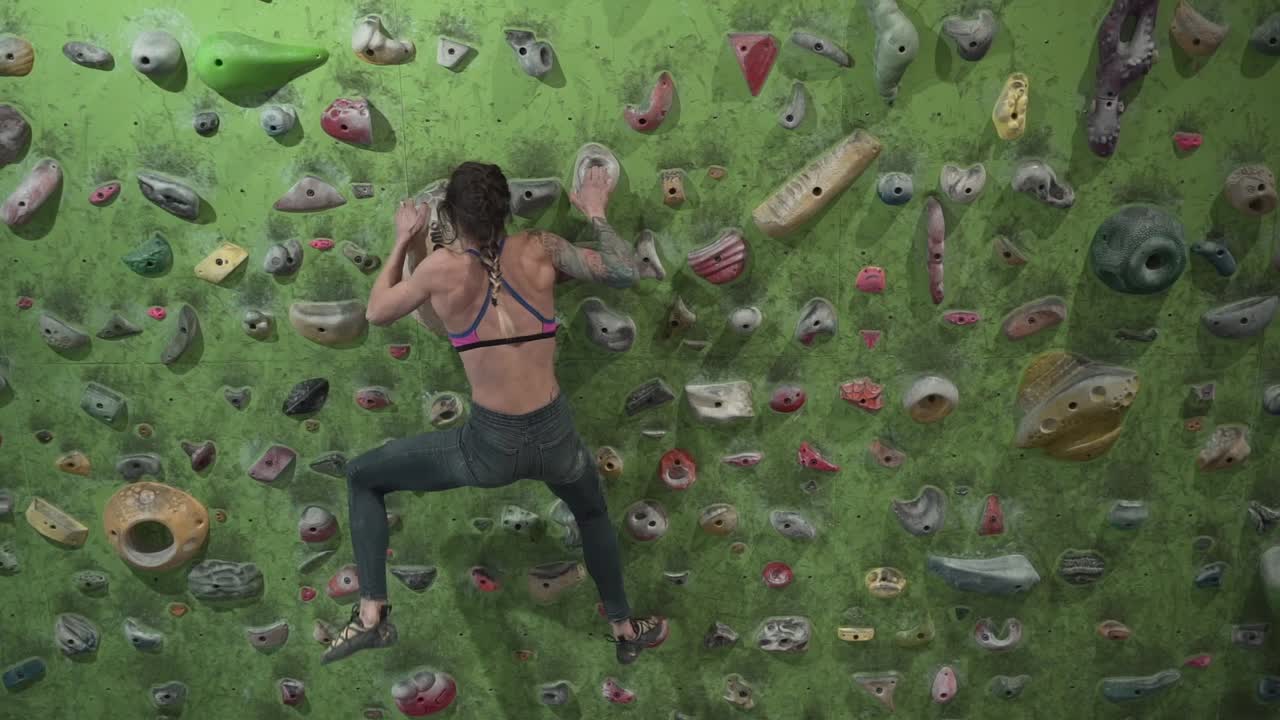 암벽 등반하는 여자