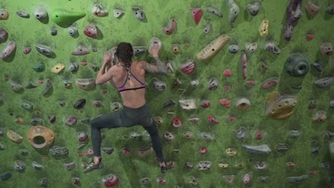 mujer escalando rocas
