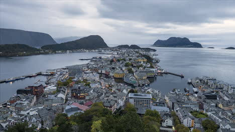 Ciudad-De-Alesund-En-El-Condado-De-More-Y-Romsdal-Desde-El-Mirador-De-Aksla-En-Noruega