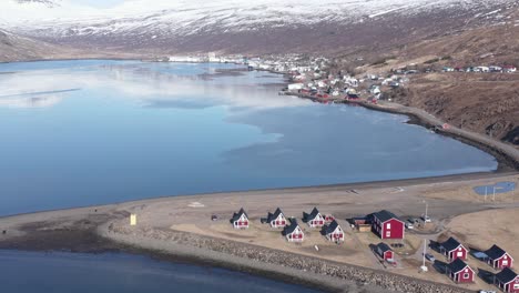 famosas cabañas mjóeyri al estilo tradicional islandés, fiordo eskifjörður