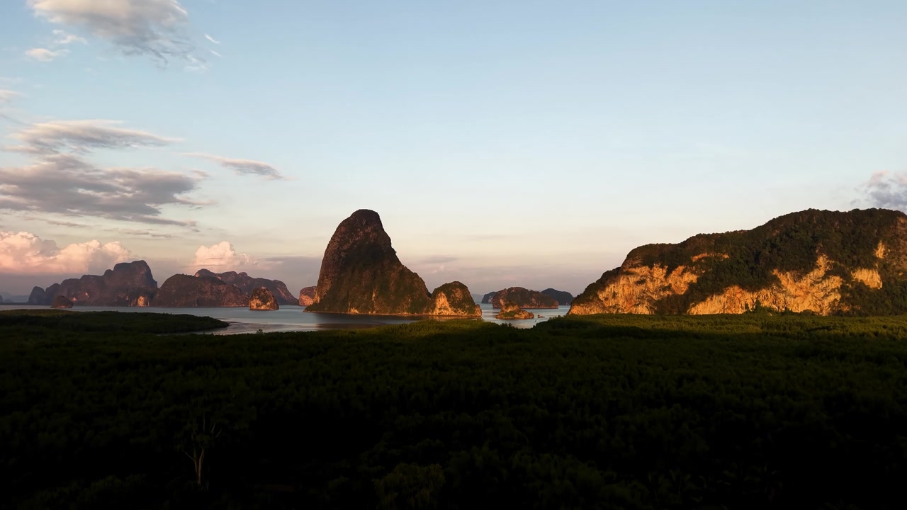 Famosos karsts de calcário da Baía de Phang Nga, na Tailândia, durante a hora dourada.