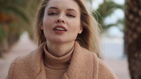 Young-woman-looking-at-the-camera-outdoors.