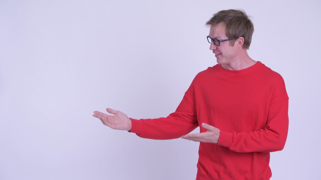 fotografía de estudio de un joven guapo