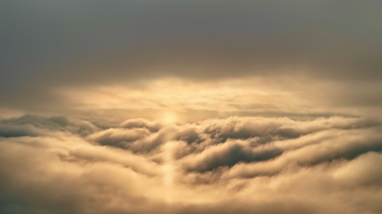 Luce del sole nel cielo sopra le nuvole. Filmato da sogno