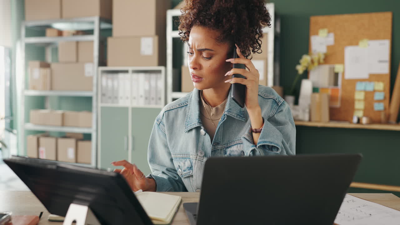 Vrouw aan de telefoon op haar kantoor