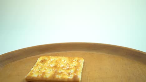 galleta de navidad sobre el plato de madera, tenedor y cuchara con fondo blanco.
