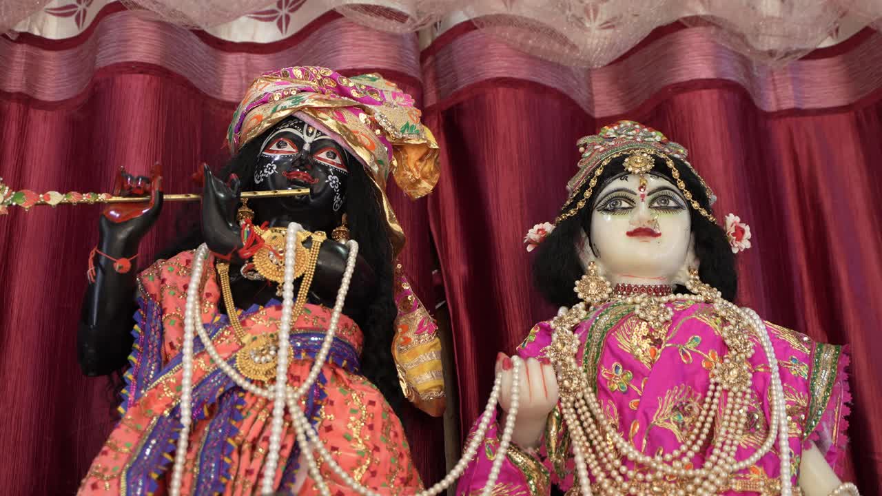 el ídolo de la deidad hindú señor krishna ha sido reemplazado dentro del templo