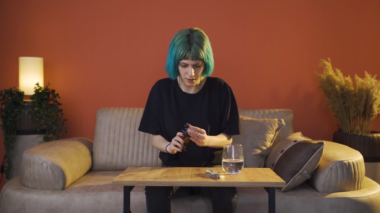 la joven que quiere suicidarse tomando pastillas.