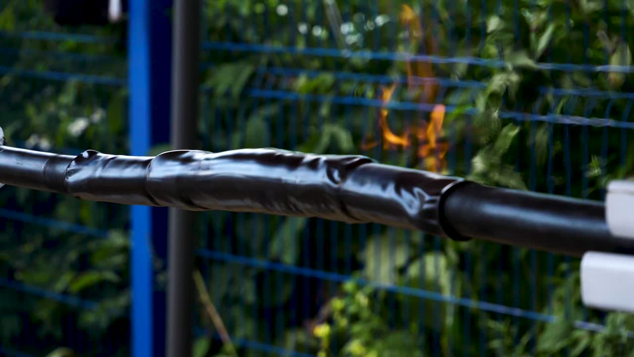 열 총으로 케이블을 단열합니다.