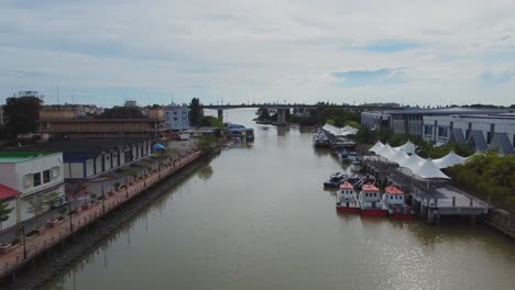 toma aérea lenta hacia adelante sobre el río malacca con botes durante el día en malasia