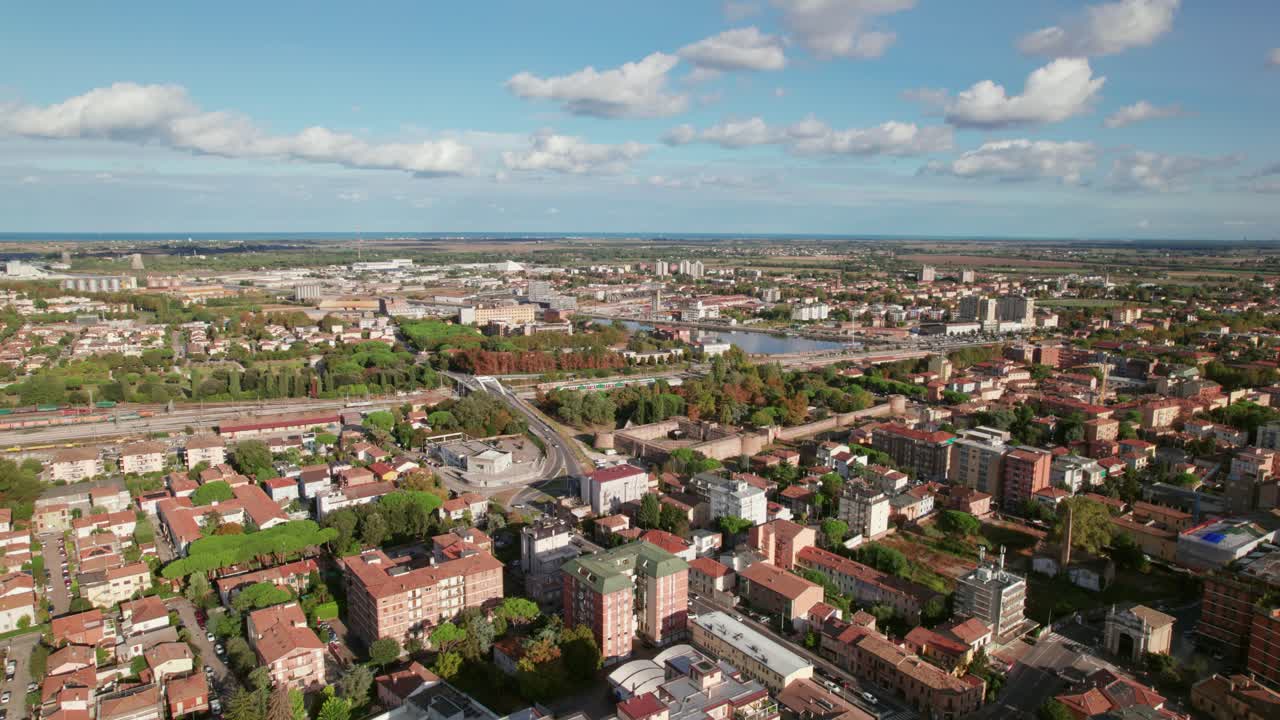 ravenna, italia, drone empujado en, vista inclinada hacia arriba del puente móvil de ponte