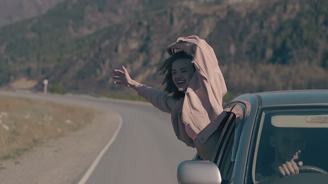 chica alegre juega con el pelo corto marrón y disfruta de la vida