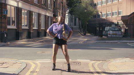 mujer afroamericana bailando en bucle bailarina divertida en la calle haciendo baile funky 4k
