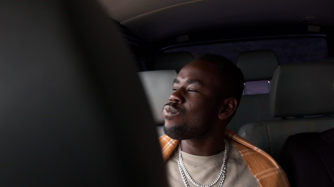 밴에서 핫도그를 즐기는 남자