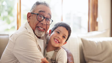 La-Cara,-El-Amor-Y-El-Abuelo-Abrazan-Al-Niño-En-El-Sofá.