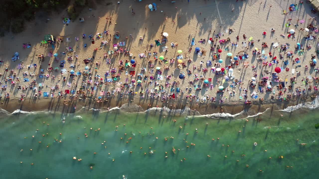 위 에서 볼 수 있는 비는 해변 장면