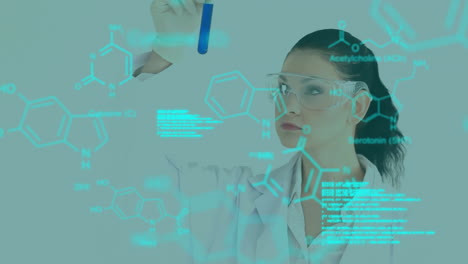 animación de procesamiento de datos y fórmula química sobre una científica caucásica en el laboratorio