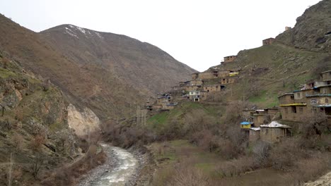 pueblo remoto en el este de turquía anatolia con casas de piedra, hizan, bitlis, turquía