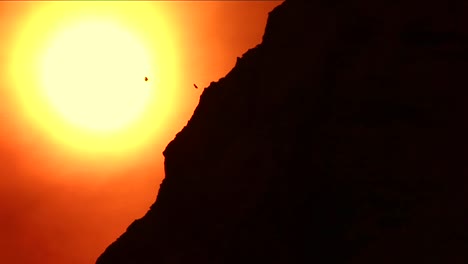 cresta de la montaña silueteada como un pájaro que pasa volando